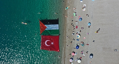 Dalgıçlar denizde Filistin ve Türk bayrağı açtı