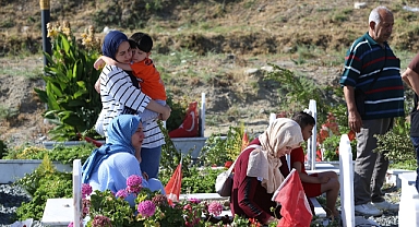 Depremlerden etkilenen Hatay'da mezarlıklar ziyaret edildi