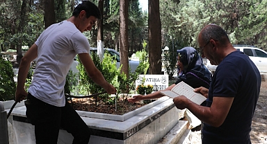 Depremlerden etkilenen Hatay'da mezarlıklara hüzünlü ziyaret