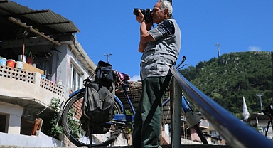 Fotoğraf çekimlerine 54 yıllık bisikletiyle gidiyor