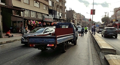 Hatay'da nakliye tırından düşen kamyonette hasar oluştu