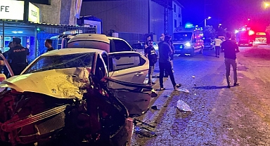 Hatay'da otomobil ile hafif ticari aracın çarpıştığı kazada 2'si ağır 5 kişi yaralandı