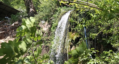 Hatay'da sıcak havadan bunalanlar Harbiye Şelalesi'nde serinledi