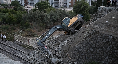Hatay'da üst geçit çalışmasında toprak altında kalan işçi yaralandı