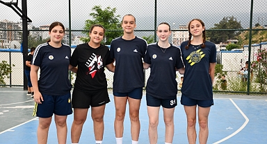 KADIN BASKETBOLCULAR BASKETKÖY'DE DEPREMZEDE ÇOCUKLARLA BULUŞTULAR