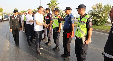 Kaymakam, trafik denetiminde sürücülerle bayramlaştı