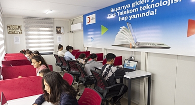 KIZILAY’DAN DEPREMZEDE ÖĞRENCİLERE DESTEK