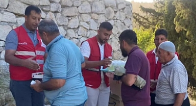 KIZILAY HATAY'DAN DEPREM BÖLGESİNDE BAYRAM ŞEKERİ VE LOKUM DAĞITIMI