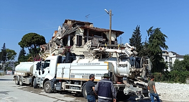 Lağım Suyu Taşan Kanal Temizlendi