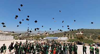 Mezuniyet Belgeleri Verilen Öğrenciler Kep Attı