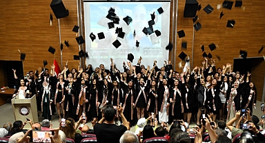 Mimarlık Ve Fen Edebiyat Fakültesinde Mezuniyet Heyecanı