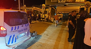 Minibüs otomobille çarpışıp iş yerine girdi 4 kişi yaralandı
