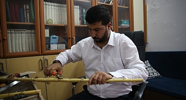 Ney imal eden Hataylı imam, tarihi caminin avlusunda dinleti sunuyor