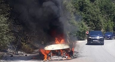 Otomobilden ormanlık alana sıçrayan yangın söndürüldü