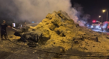 Park halindeki saman yüklü tır yandı
