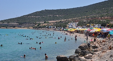 Plajlar, bayram tatilini denizde geçirmek isteyenleri ağırlıyor