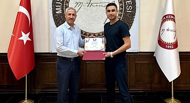 Rektör Eren, En İyi Mansiyon Ödülünü Kazanan Gülle'yi Tebrik Etti