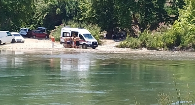 Serinlemek için girdiği ırmakta boğulma tehlikesi geçirdi