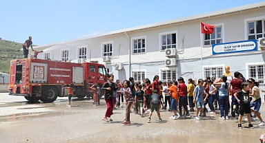 Sıcaktan Bunalan Çocuklar İtfaiye İle Serinledi