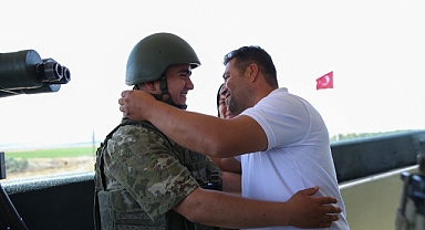 Sınırda nöbet tutan asker, ailesinin sürpriz ziyaretiyle çifte bayram yaşadı