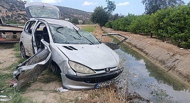 Sulama kanalına devrilen otomobildeki 5 kişi yaralandı
