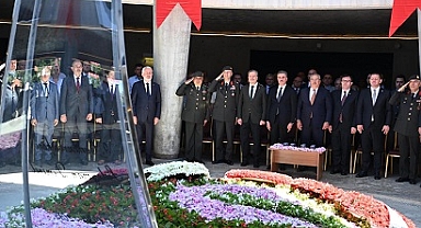 Süleyman Demirel mezarı başında anıldı