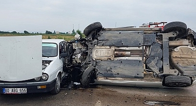 Trafik ışıklarına ve 2 araca çarpan otomobildeki 3 kişi yaralandı
