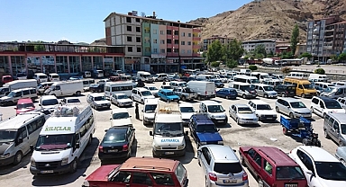 TRAFİK SORUNU ÇÖZÜM BEKLİYOR