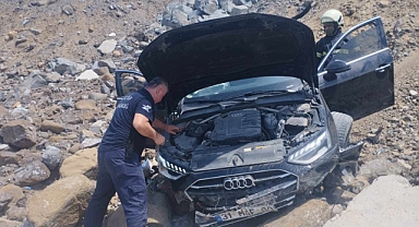 Uçuruma Yuvarlanan Otomobildeki 2 Kişi Yaralandı