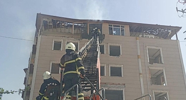Ağır Hasarlı Binanın Çatısında Çıkan Yangın Söndürüldü