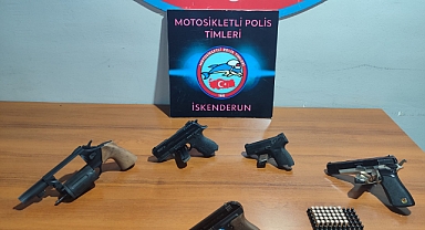 Araçta Çok Sayıda Silah Ele Geçirildi