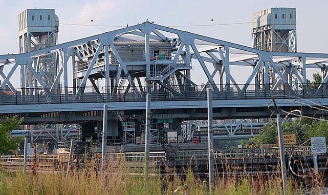 Aşırı sıcaklar New York&#039;taki metal köprüyü kullanılamaz hale getirdi