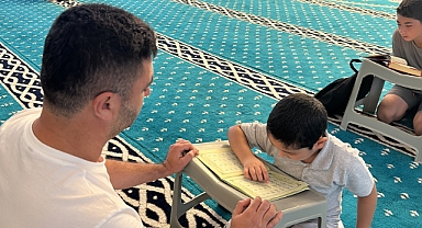 Çocuklar Kur'an-I Kerim Öğreniyor