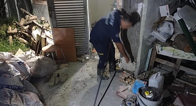 Depoya Giren Yılanı İtfaiye Ekibi Çıkardı