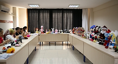 Dörtyol'da kadınlar kursla amigurumi bebek yapımını öğreniyor