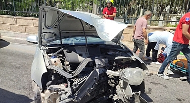 Elektrik direğine çarpan otomobildeki 2 kişi yaralandı