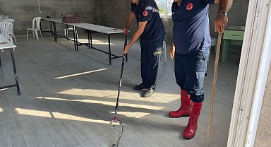 Hatay'da yemekhaneye giren yılanı itfaiye ekibi çıkarttı