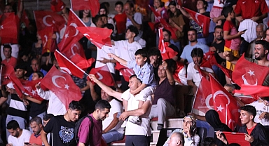 Hollanda-Türkiye maçı, Hatay'da dev ekranlardan izlendi