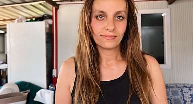 Konteyneri atölyeye çeviren depremzede kadın el işi ürünlerle gelir elde ediyor
