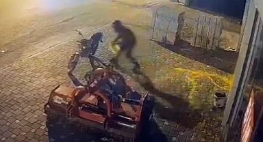 Marketin Camına Boya Dökerek Zarar Verdi