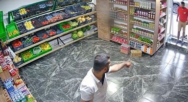 Şantiye İşçisi, Ayakkabılarını Çıkarıp Markete Girdi