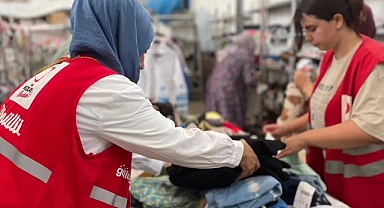 Sosyal Butikte Kendine Uygun Kıyafetler Seçiliyor