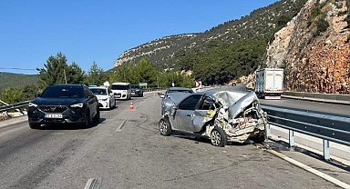 Üç aracın karıştığı kazada 1 kişi öldü, 1 kişi yaralandı