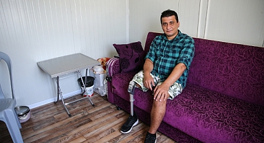 Yaşamını Protez Bacağıyla Sürdürüyor