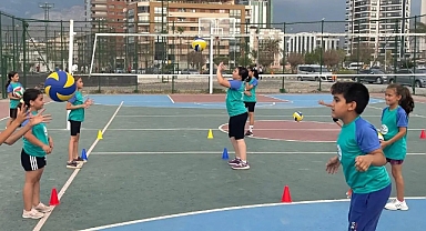 Yaz Voleybol Kursları Devam Ediyor