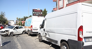 4 aracın karıştığı kazada hasar oluştu