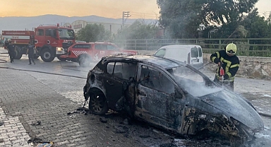 Antakya'da park halindeki otomobil yandı
