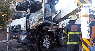 Beton pompası aracı elektrik direğine çarptı, 2 kişi yaralandı