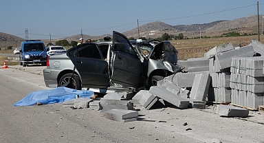 Bordür taşına çarpan otomobildeki karı koca öldü, çocukları yaralandı