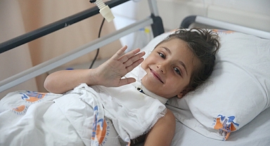 Çenesine saplanan demir korkuluktan zorlu ameliyatla kurtuldu